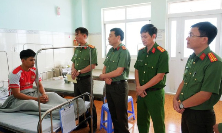 Bắt đối tượng xông vào trụ sở chém trung úy công an bị thương