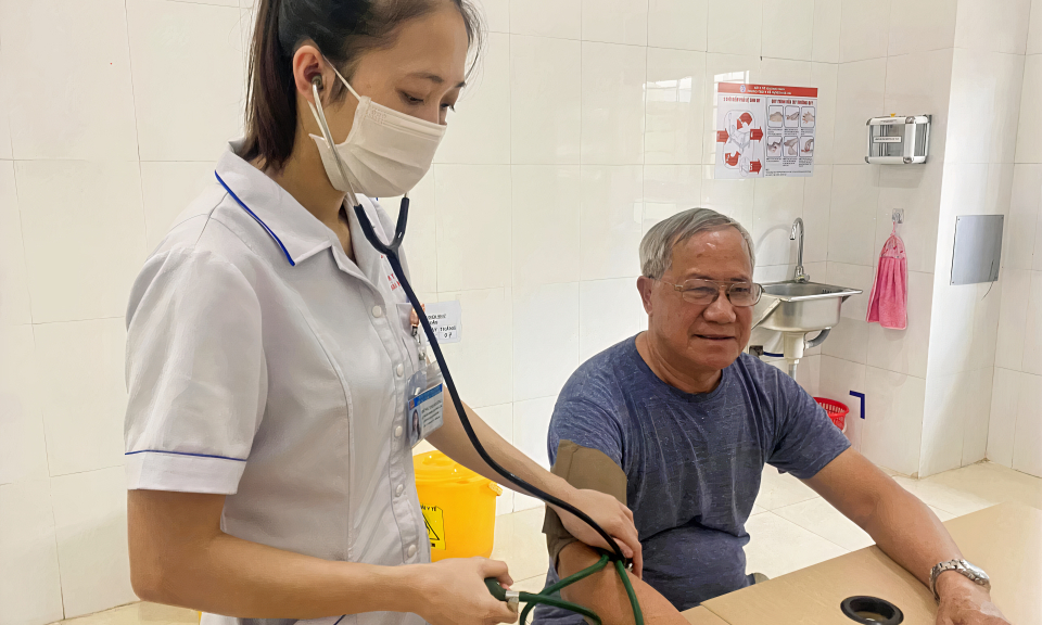 Quan tâm, chăm sóc sức khỏe người cao tuổi