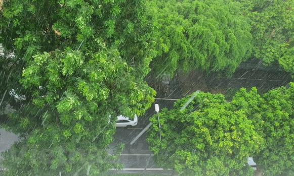 Mưa dông bao trùm trên cả nước, đề phòng lũ quét, sạt lở đất