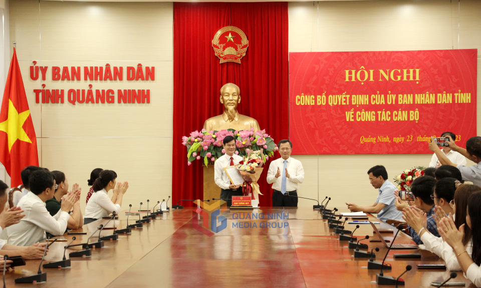 Công bố quyết định về công tác cán bộ