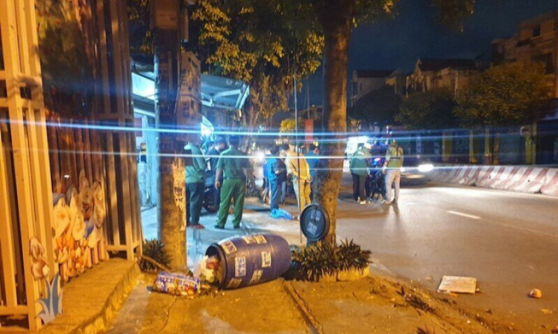 Xe máy lao lên vỉa hè rồi tông vào cây xanh, thanh niên 18 tuổi tử vong