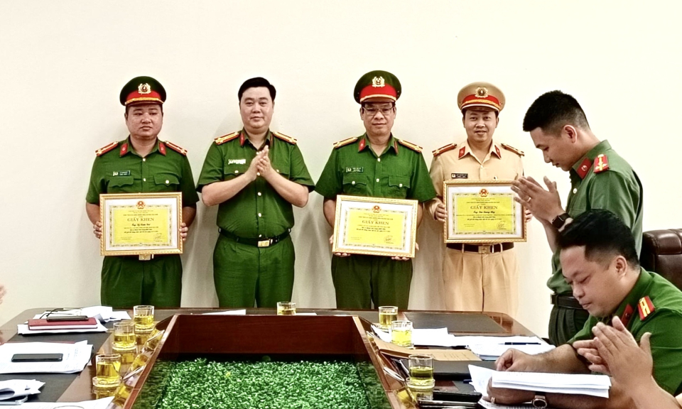 Ba Chẽ: Khen thưởng đột xuất tập thể, chiến sỹ công an bắt giữ đối tượng trộm cắp
