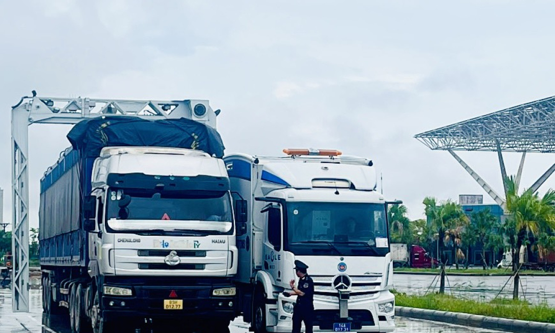 Đưa máy soi container di động vào hoạt động tại cửa khẩu Móng Cái