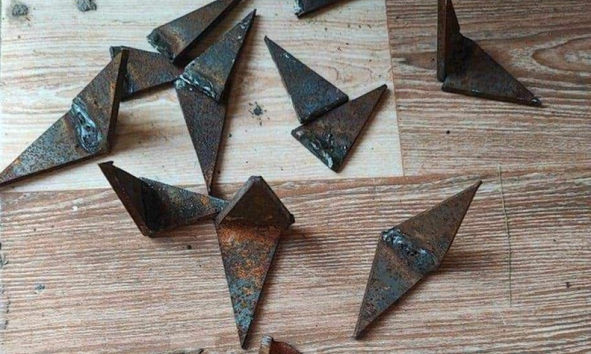 Loạt ô tô nổ lốp trong đêm vì cán phải đinh trên tuyến đường huyết mạch ở Bình Dương