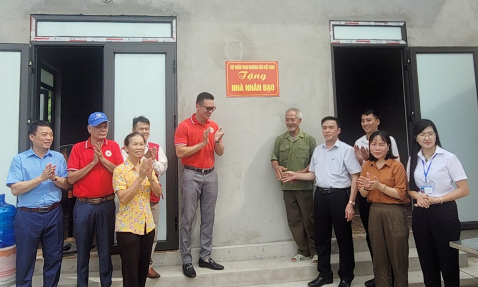Bàn giao nhà nhân đạo cho gia đình hoàn cảnh khó khăn tại Uông Bí