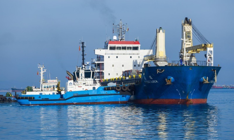 Hoa Phat Dung Quat container port welcomes first ship