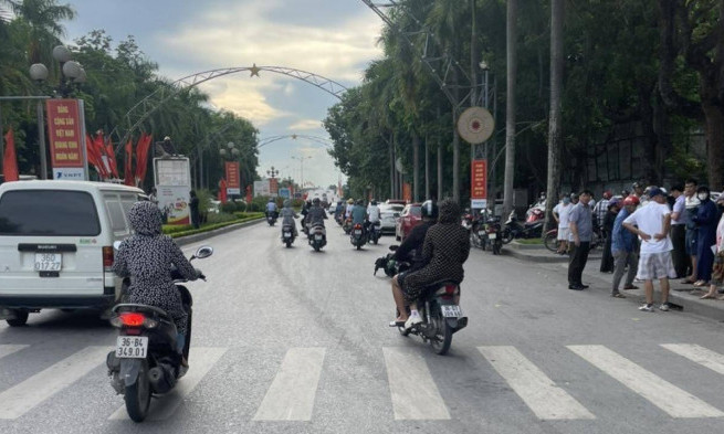 CSGT làm nhiệm vụ giữa ngã tư bất ngờ bị xe máy tông trúng