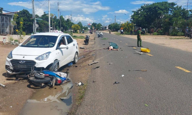 Xe máy tông ô tô trên quốc lộ, thiếu niên tử vong tại chỗ