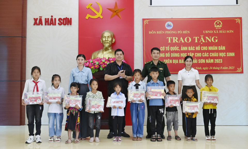 Tặng cờ Tổ quốc, ảnh Bác Hồ cho người dân xã Hải Sơn (TP Móng Cái)