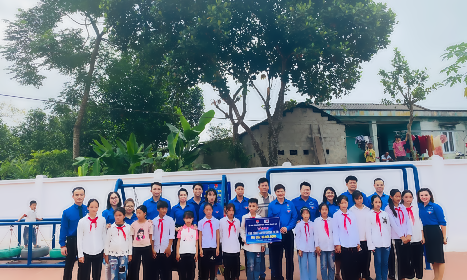 Gắn biển công trình sân vui chơi cho thanh thiếu nhi tại xã Đồng Sơn (TP Hạ Long)