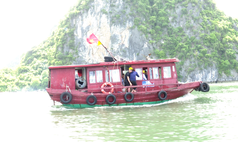 Tiềm ẩn rủi ro từ hoạt động du lịch trải nghiệm tự phát trên Vịnh Hạ Long