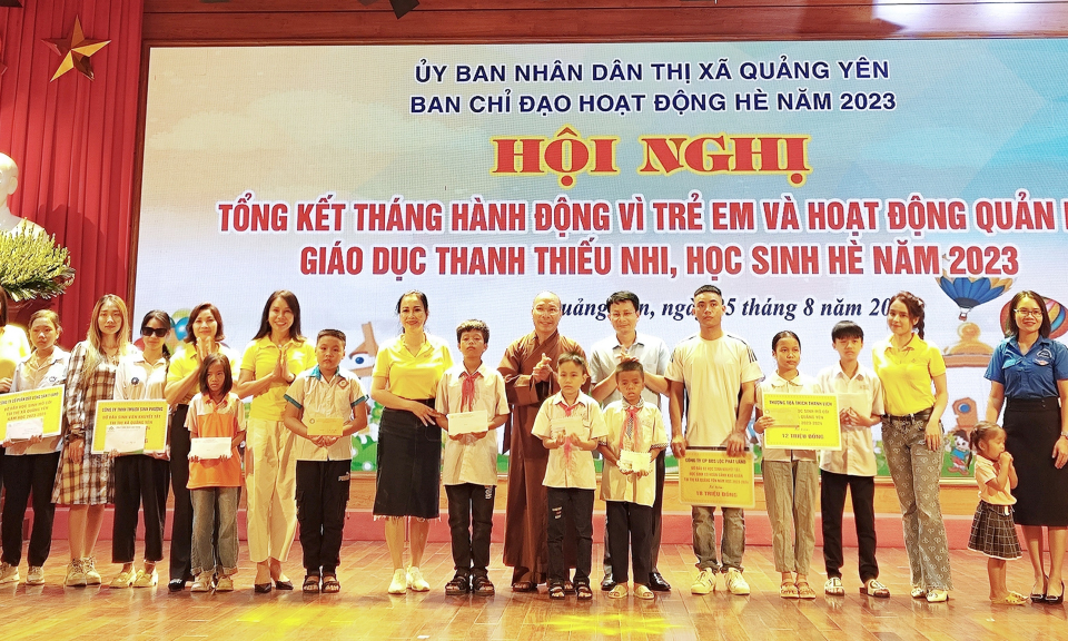 Trao đỡ đầu cho học sinh mồ côi, khuyết tật tại TX Quảng Yên