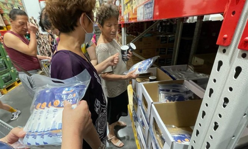 Dân Trung Quốc đổ xô tích trữ muối sau vụ Nhật Bản xả nước thải phóng xạ