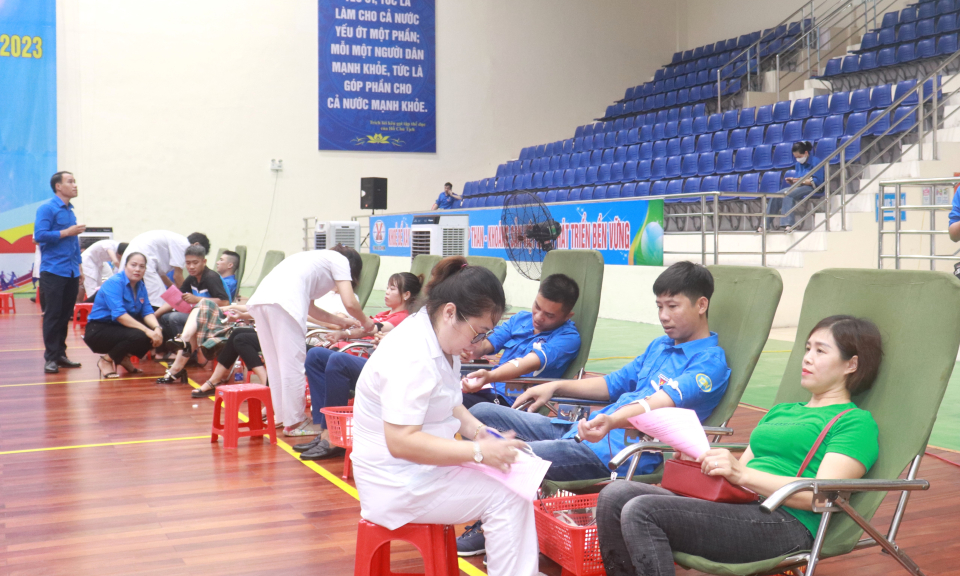 Thanh niên TKV hiến máu tình nguyện