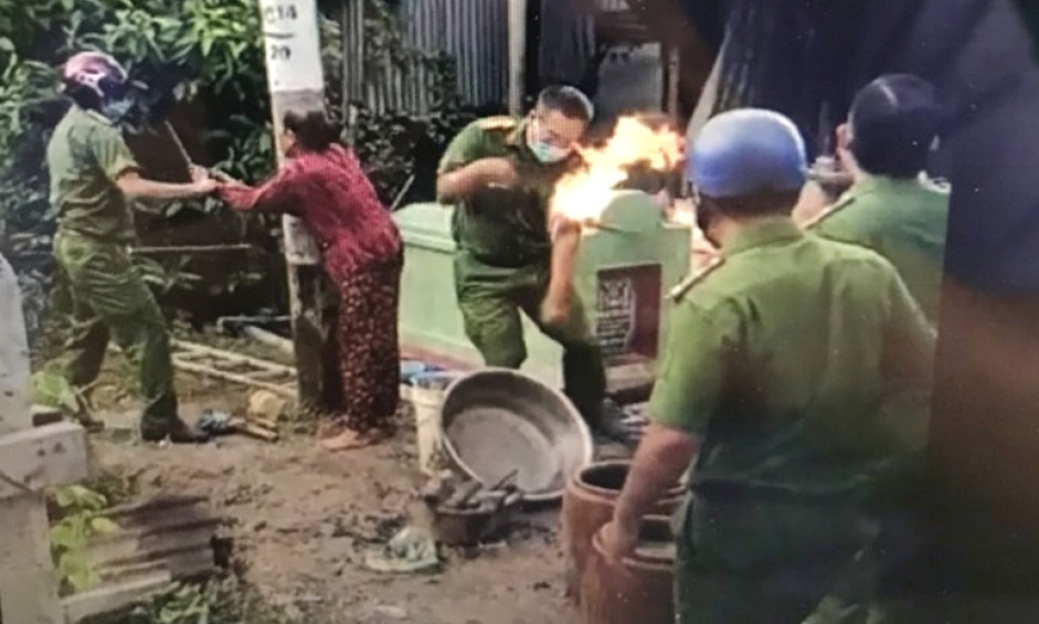 Hai mẹ con phóng hỏa đốt lực lượng làm nhiệm vụ