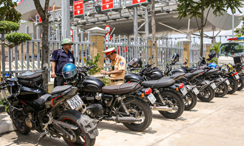 Đoàn xe mô tô cả 30 chiếc chạy vào cao tốc, tông CSGT bị thương