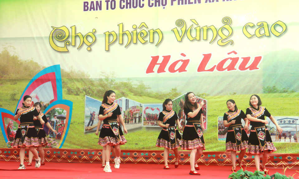 Hấp dẫn chợ phiên Hà Lâu