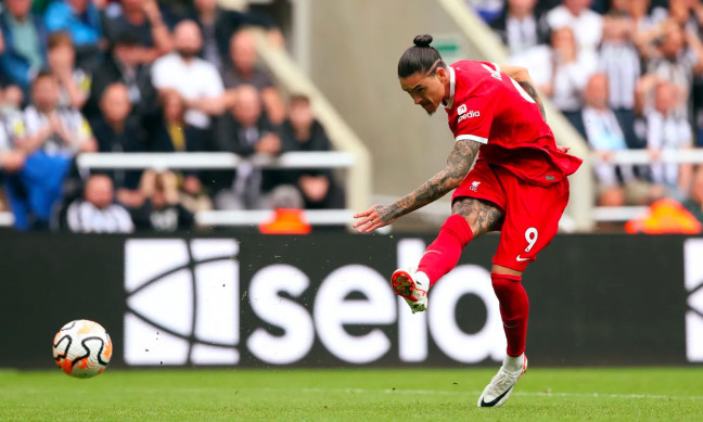 Liverpool thắng ngược Newcastle dù chơi thiếu người