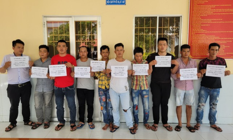 10 người thuê taxi mang theo hung khí đi giải quyết mâu thuẫn