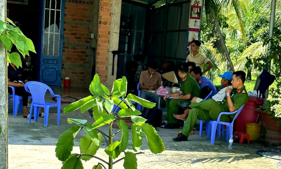 Nam thanh niên bị đâm hàng chục nhát dao