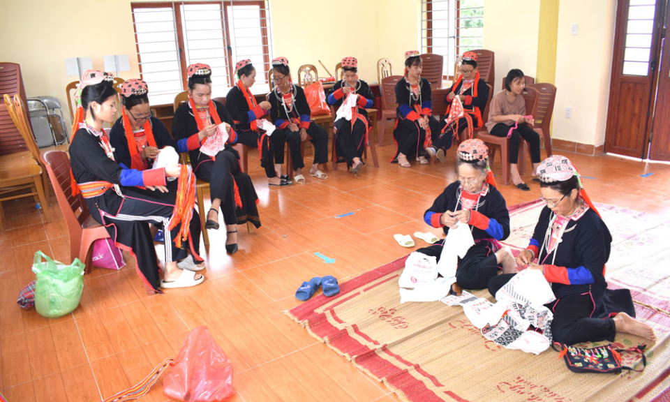 Dao people at the foot of Yen Tu mountain