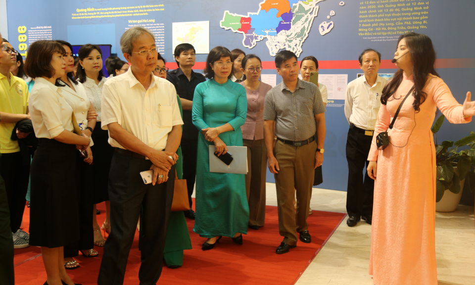 Khai mạc Triển lãm chuyên đề “Quảng Ninh-60 năm lịch sử qua tài liệu lưu trữ”