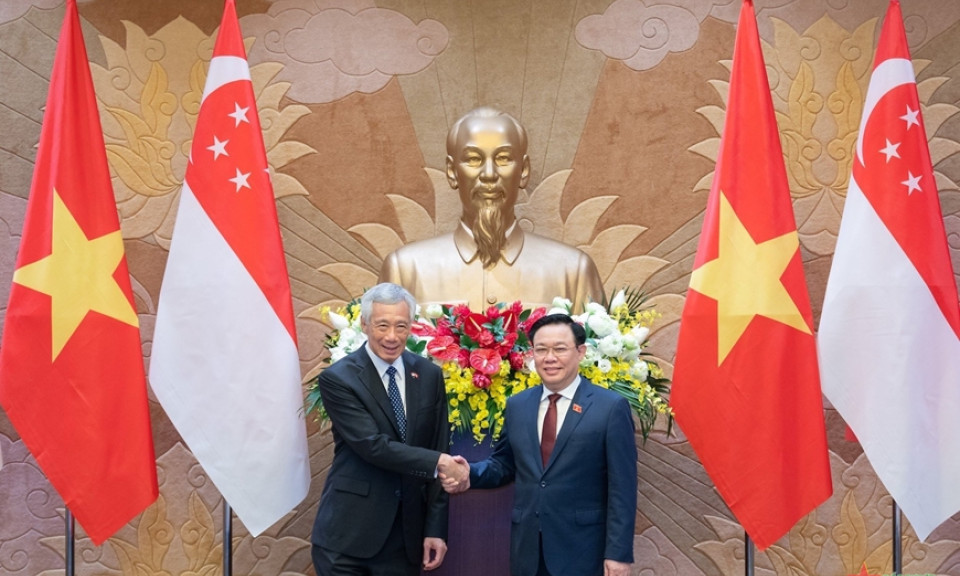 Chủ tịch Quốc hội Vương Đình Huệ hội kiến Thủ tướng Singapore Lý Hiển Long