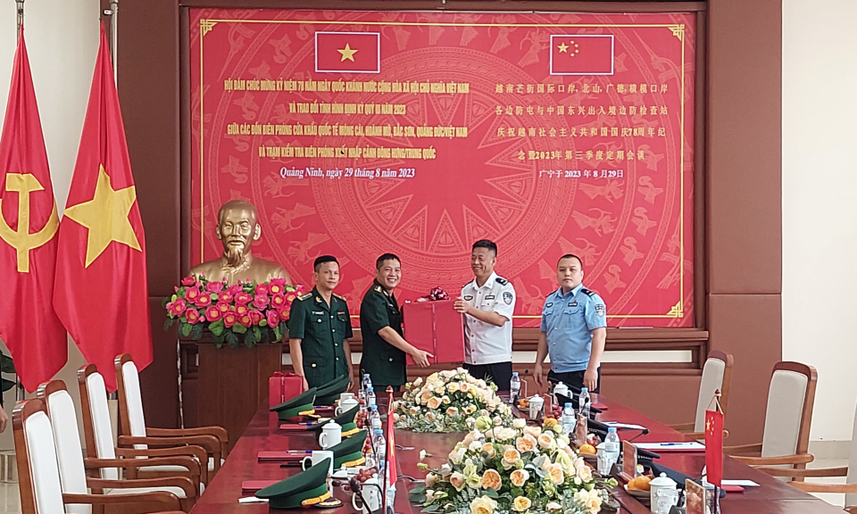 Trạm Kiểm tra Biên phòng xuất nhập cảnh Đông Hưng (Trung Quốc) chúc mừng nhân dịp Quốc khánh 2/9