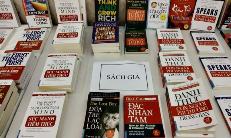 Sách lậu nở rộ: Cần xử án điểm