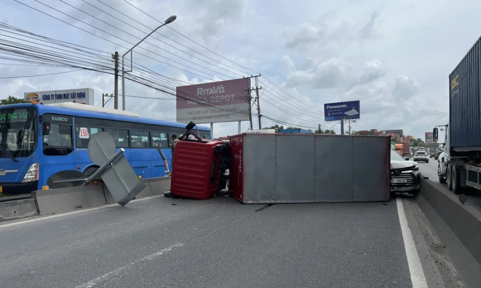 Xe tải tông dải phân cách, lật nhào rồi văng trúng ô tô 7 chỗ, QL1 ùn tắc nghiêm trọng