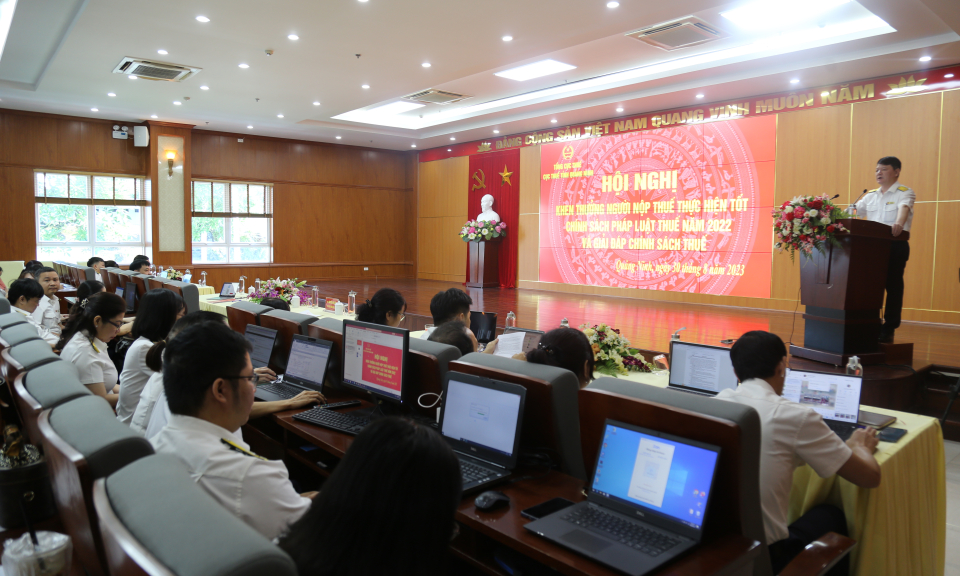 Khen thưởng 3 đơn vị thực hiện tốt chính sách pháp luật thuế năm 2022