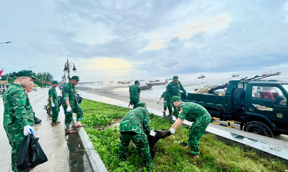 Đồn Biên phòng Trà Cổ phối hợp thực hiện chương trình “Hãy làm sạch biển” 