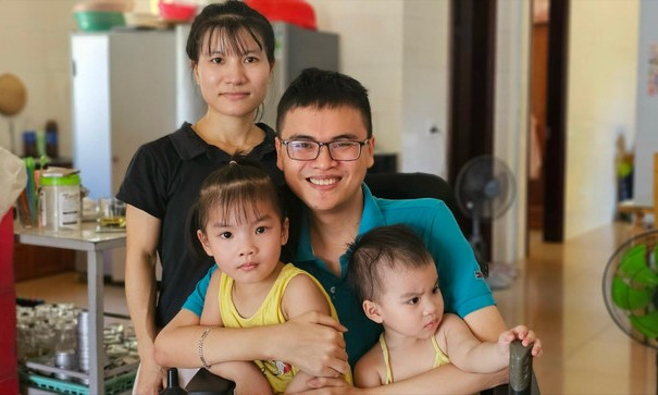Ngồi xe lăn ở Quảng Bình, nhận lương từ Singapore