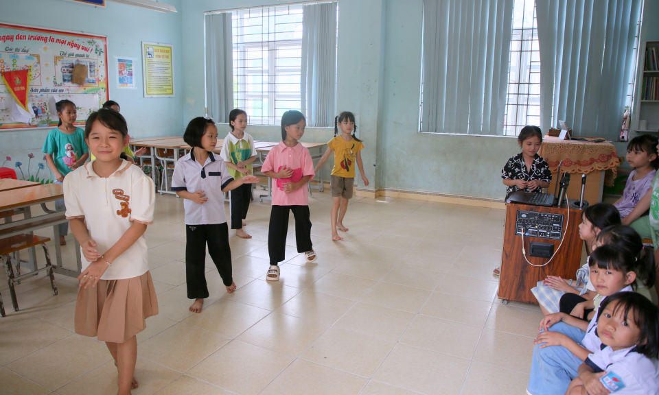 Chăm lo cho giáo dục vùng khó
