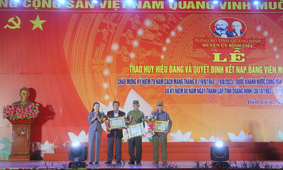 Bình Liêu: Trao huy hiệu Đảng và quyết định kết nạp Đảng viên mới đợt 2/9