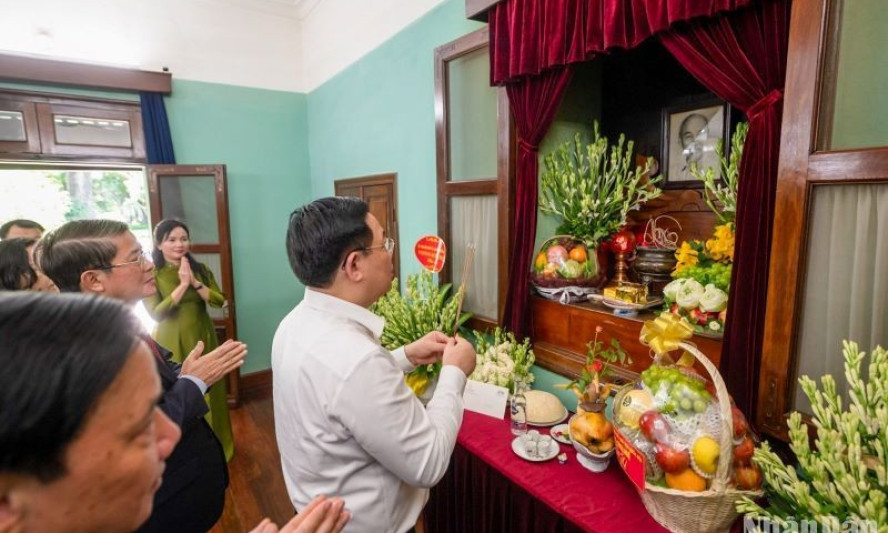 Chủ tịch Quốc hội dâng hương tưởng niệm Chủ tịch Hồ Chí Minh