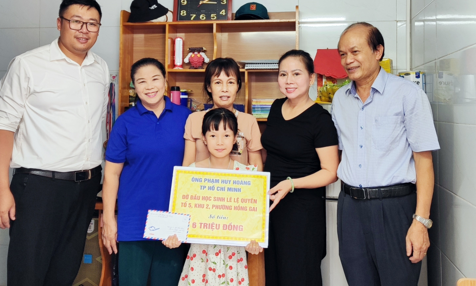 Đỡ đầu 2 học sinh mồ côi khó khăn tại TP Hạ Long