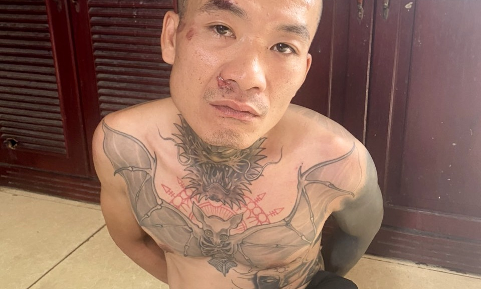 Khống chế đối tượng ngáo đá, đập phá xe máy ven đường