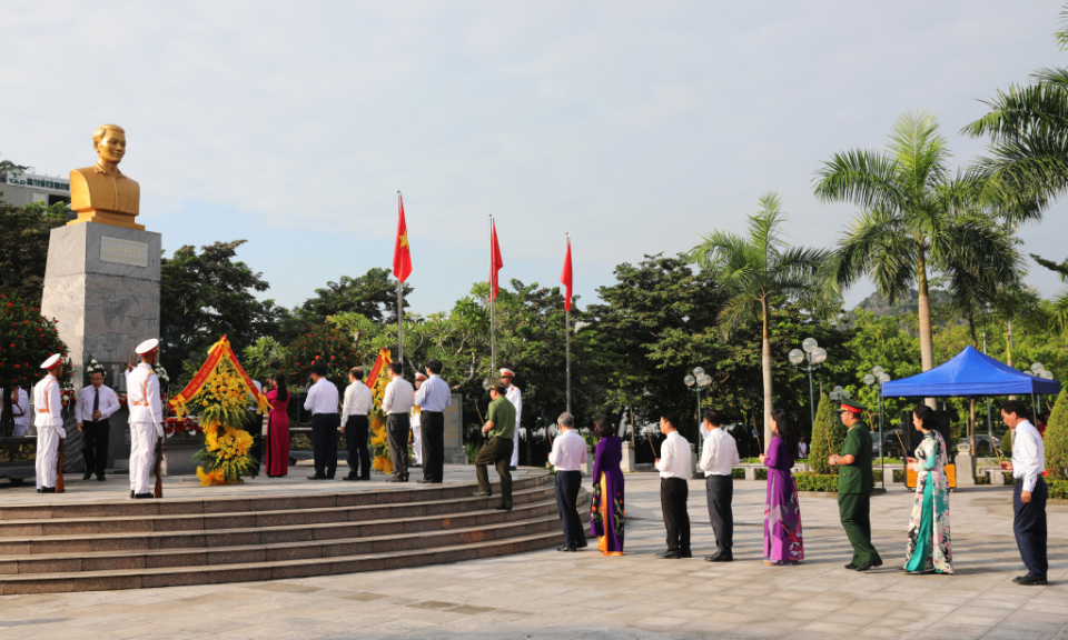 Dâng hương tưởng niệm các anh hùng liệt sĩ nhân dịp Quốc khánh 2/9