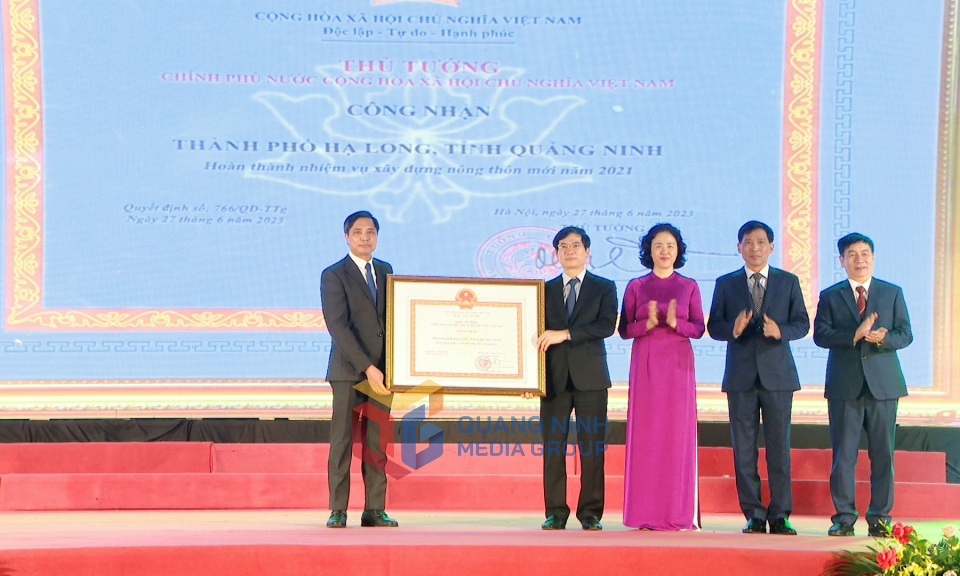 Công bố quyết định công nhận TP Hạ Long hoàn thành chương trình xây dựng NTM