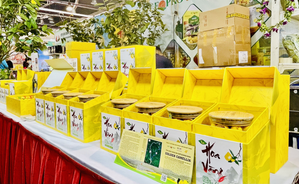 Nhiều sản phẩm ocop đặc trưng của Quảng Ninh được trưng bày tại hội chợ phục vụ nhu cầu mua sắm của người dân và du khách.