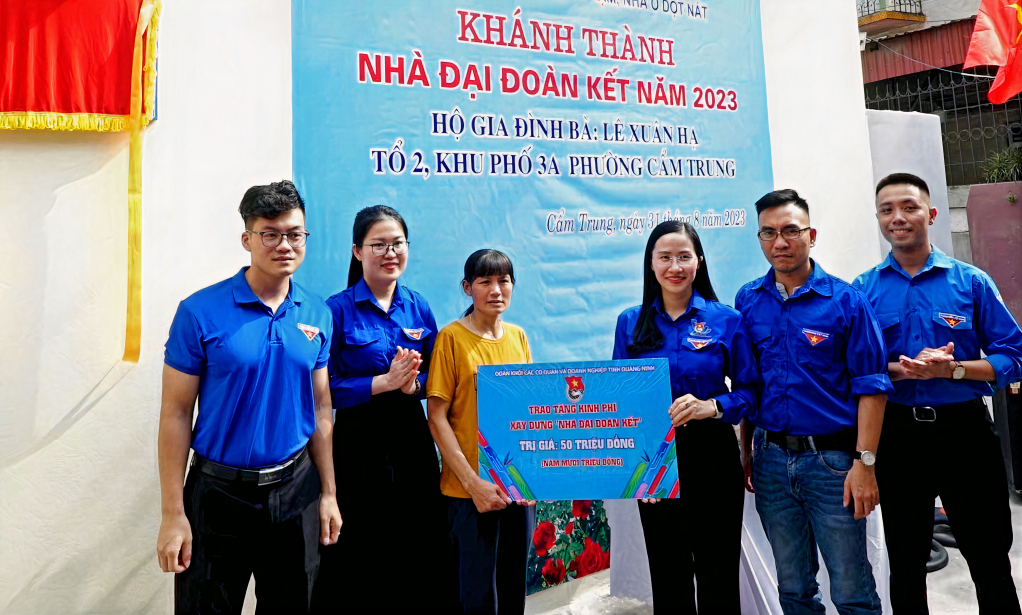 Đoàn Khối các cơ quan và doanh nghiệp tỉnh trao kinh phí hỗ trợ xây dựng “Nhà đại đoàn kết” cho hộ gia đình bà Lê Xuân Hạ tại tổ 2 khu 3A, phường Cẩm Trung (TP Cẩm Phả).