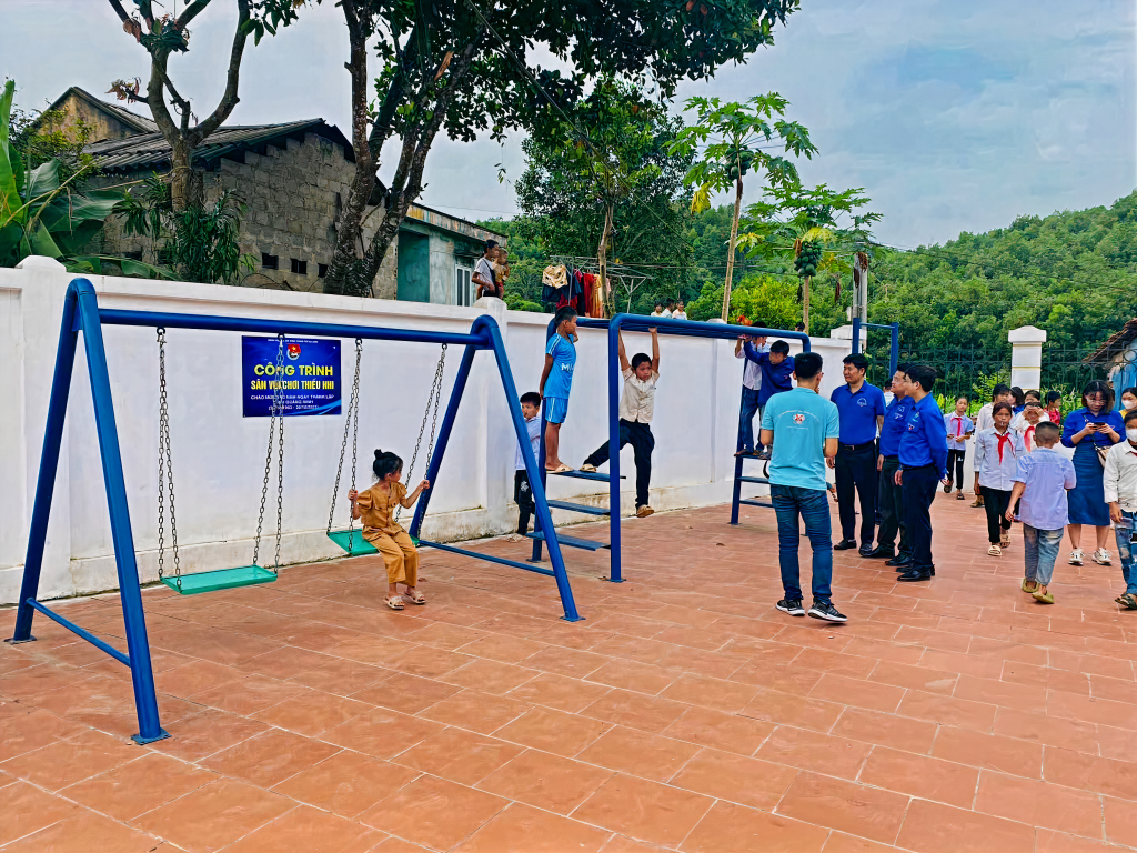 Sân vui chơi tại nhà văn hóa thôn Tân Ốc 1, xã Đồng Sơn (TP Hạ Long) được đưa vào sử dụng tạo ra sân chơi lành mạnh, bổ ích cho trẻ em trên địa bàn.