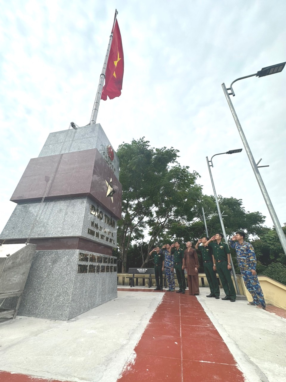 Cán bộ, chiến sỹ Đồn BP Đảo Trần và các đơn vị đứng chân trên đảo tổ chức Lễ chào cờ dịp Quốc khánh 2/9.