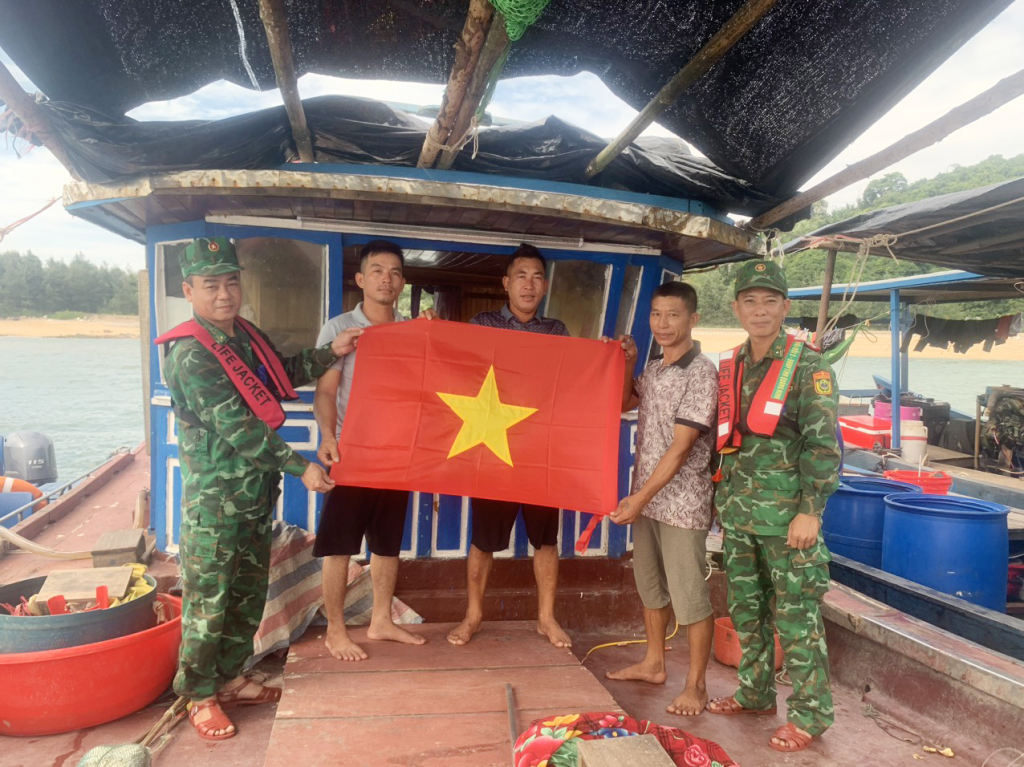 Chào mừng kỷ niệm 78 năm ngày Quốc khánh 2/9, sáng ngày mồng 2/9/2023, Đội TTKS Hải đội 2 (BĐBP tỉnh) tổ chức buổi tuyên truyền cho ngư dân về Luật Biên phòng Việt Nam, các quy định về khai thác thủy sản trên biển đồng thời tặng 50 lá cờ tổ quốc cho 25 tàu đánh cá của ngư dân.