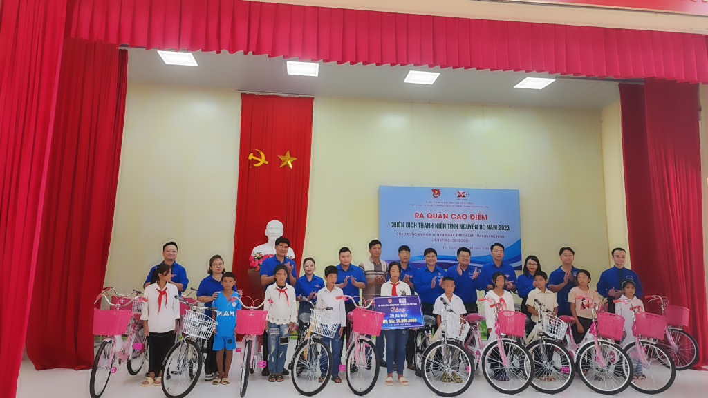 Đoàn thanh niên Tập đoàn Công nghiệp Than - Khoáng sản Việt Nam trao tặng 20 chiếc xe đạp cho 20 em học sinh nghèo vượt khó trên địa bàn xã Đồng Sơn.
