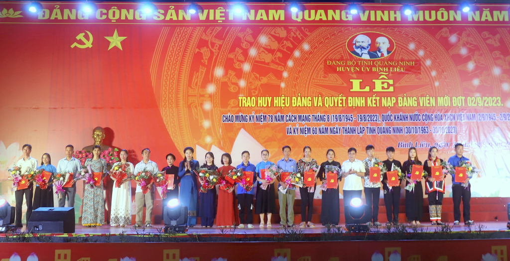 Lãnh đạo huyện Bình Liêu trao quyết định kết nạp đảng viên mới cho các quần chúng ưu tú.