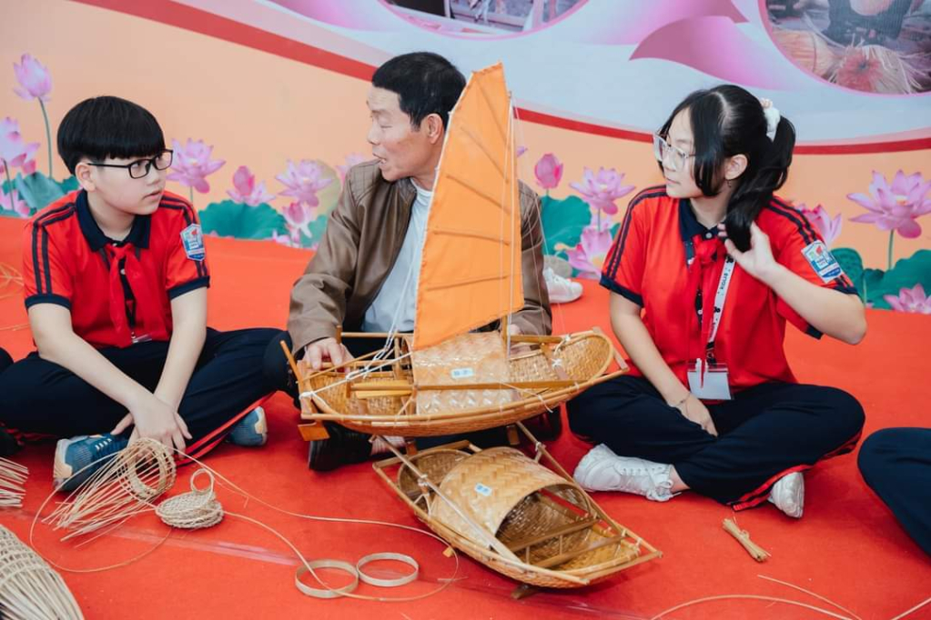 Học sinh tham gia trải nghiệm tại làng nghề ở TX Quảng Yên. 