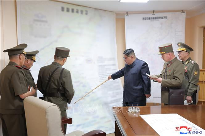 Nhà lãnh đạo Triều Tiên Kim Jong Un (thứ 3, phải) tới thăm sở chỉ huy tập trận thuộc Bộ Tổng tham mưu Quân đội Nhân dân Triều Tiên để tìm hiểu về tình hình cuộc tập trận chỉ huy với sự tham gia của toàn bộ quân đội nước này, ngày 29/8/2023. Ảnh minh họa: KCNA/TTXVN