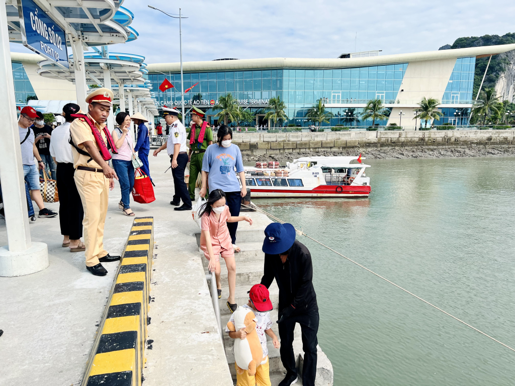Công an huyện Vân Đồn phối hợp với các lực lượng chức năng kiểm soát hành khách xuống các tàu chuẩn bị rời bến.